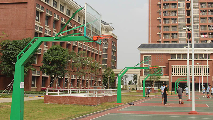 珠海市斗門成裕小學(xué)防爆籃球架在不影響孩子上課就裝起來(lái)了