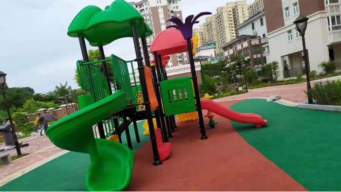 江門東方雅居小區(qū)安全地膠鋪設(shè)兒童滑梯安裝完畢