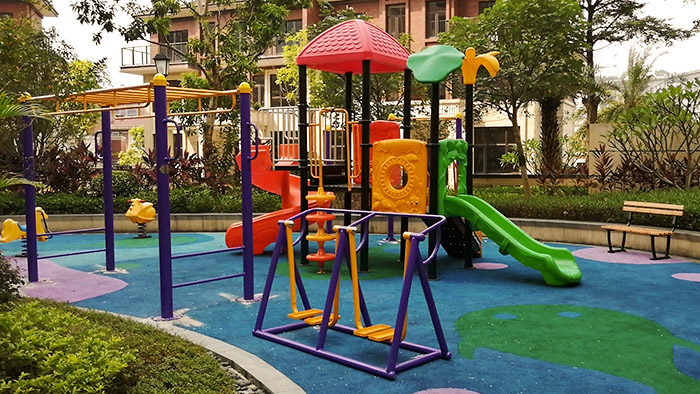 清遠購物廣場安裝兒童滑滑梯組合，設身處地為帶孩子顧客考慮